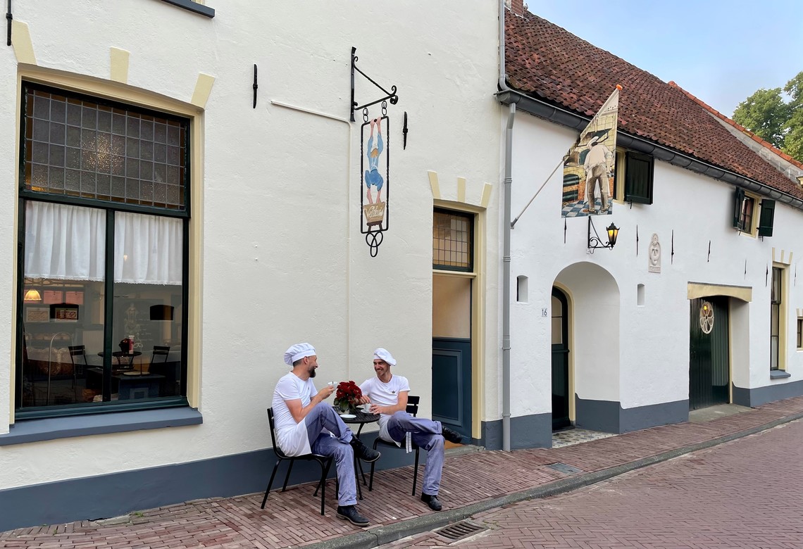 M en F aan de koffie