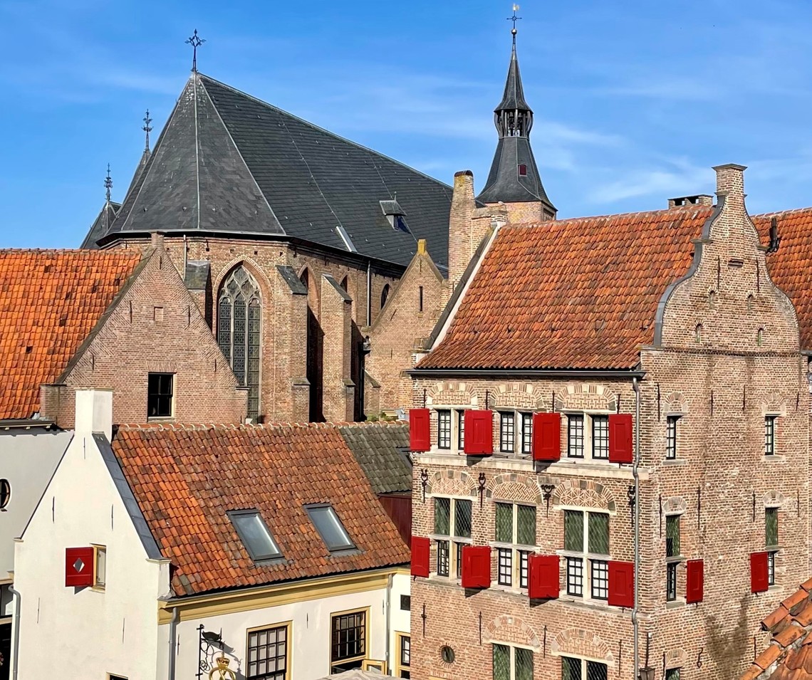 Daendelshuis met kerk zonder terras